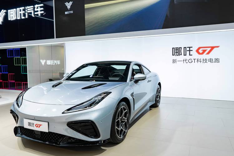 东莞299哪吒汽车在智能汽车领域的表现，领途汽车在新能源汽车市场中的影响力